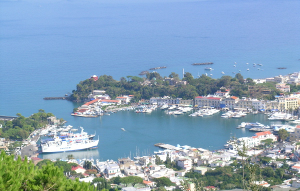 Бухта на острове Искья, Италия