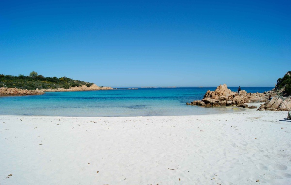 Пляж на курорте Коста Смеральда, Италия