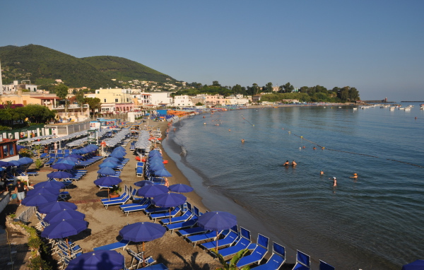 Пляж на острове Искья, Италия