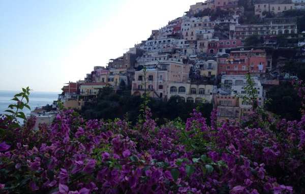 Цветущий город на курорте Позитано, Италия