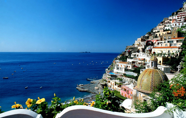 Голубая лагуна на курорте Позитано, Италия