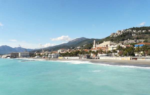 Голубые воды залива на курорте в Пьетра Лигуре, Италия