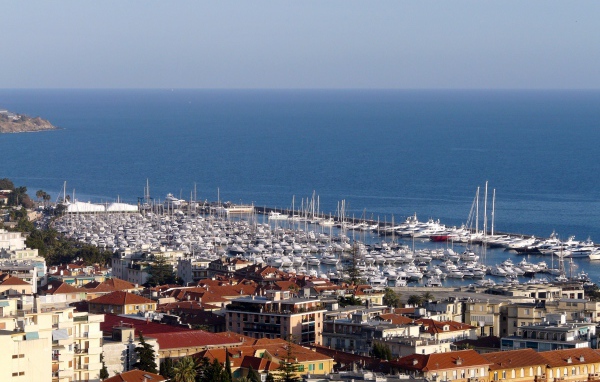 Лодки у побережья в Сан Ремо, Италия