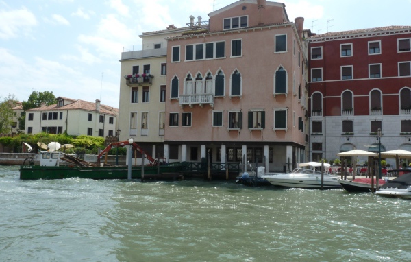 Лодки у пристани на острове Мурано, Италия