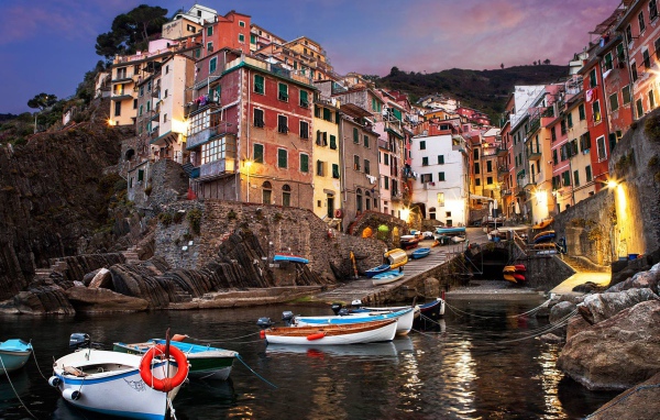 Лодки у причала в Лигурии, Италия