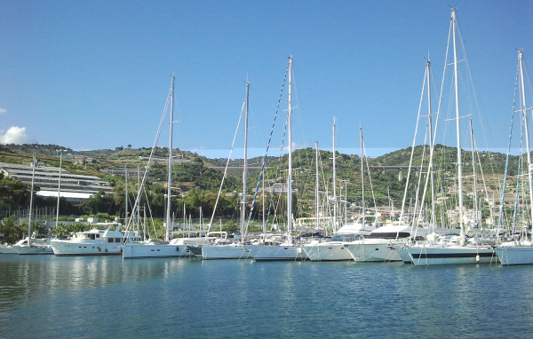 Лодки у причала в Санто Стефано аль Маре, Италия