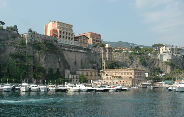 Лодки у причала на курорте Челле Лигуре, Италия