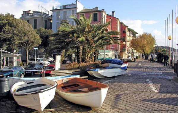 Лодки на набережной на курорте Челле Лигуре, Италия