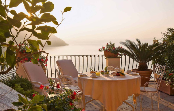 Завтрак на террасе на курорте Позитано, Италия
