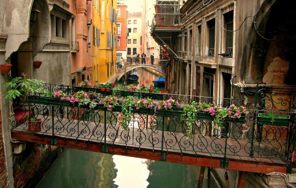 Мост в цветах в Венеции, Италия