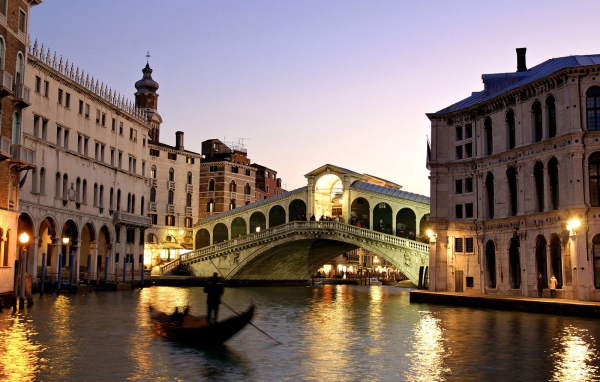 Мост через канал в Венеции, Италия