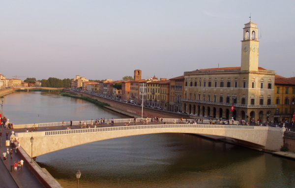 Мост через канал в Пизе, Италия