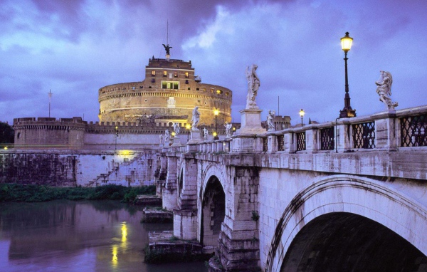 Мост через реку в Риме, Италия