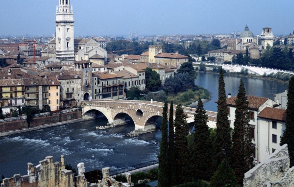 Мост через реку в Вероне, Италия