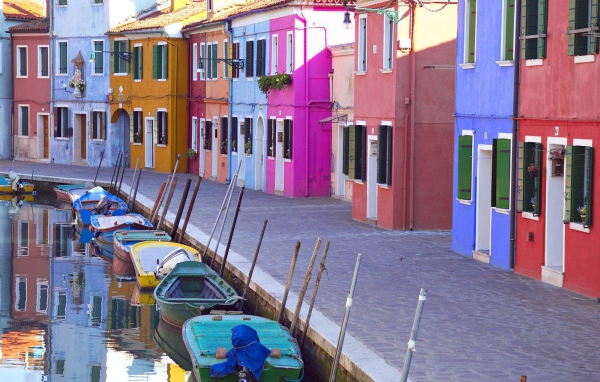 Яркие дома на берегу канала на острове Мурано, Италия