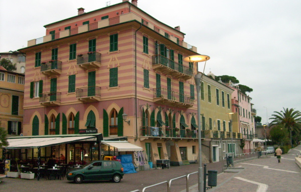 Здание на улице на курорте Челле Лигуре, Италия