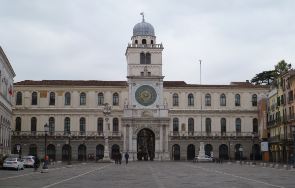 Здание с часами в Падуе, Италия
