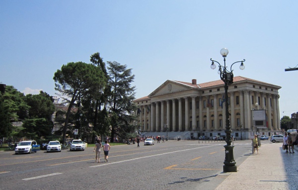 Здание с колоннами в Вероне, Италия