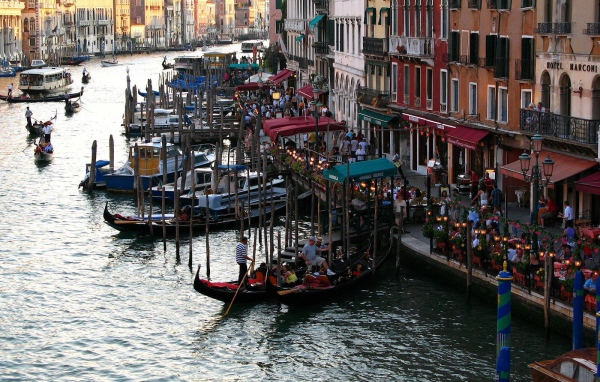 Оживленная улица в Венеции, Италия