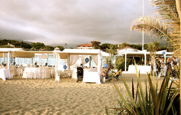 Кафе на пляже на курорте Форте дей Марми, Италия