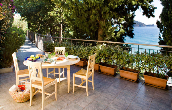 Кафе на набережной на курорте Алассио, Италия