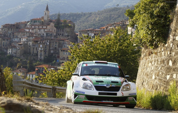 Автомобиль на фоне города в Сан Ремо, Италия