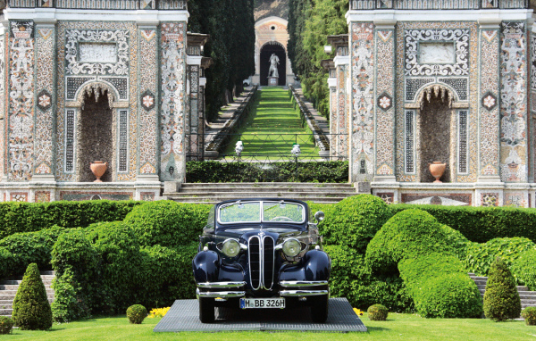 Автомобиль на фоне сада в Тиволи, Италия