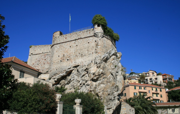 Замок на курорте в Пьетра Лигуре, Италия