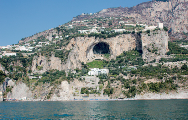 Пещера в склоне горы на курорте в Амальфи, Италия