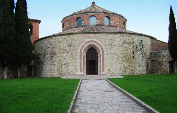 Церковь архангела Михаила в Перудже, Италия