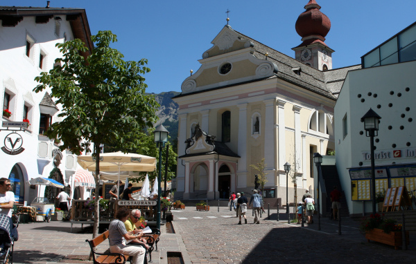 Церковь на площади на курорте Ортизей, Италия