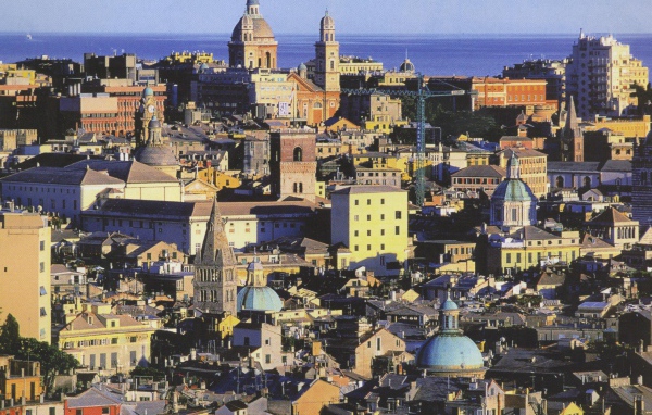 Город на фоне моря в Генуе, Италия