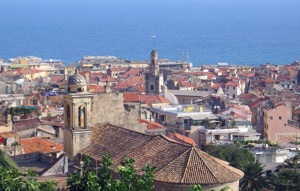 Город на фоне моря в Сан Ремо, Италия