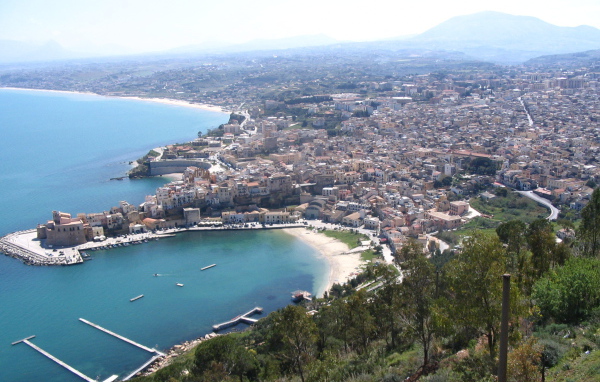Город на побережье на острове Сицилия, Италия