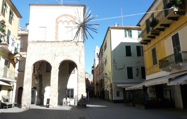 Городская улица в Лоано, Италия