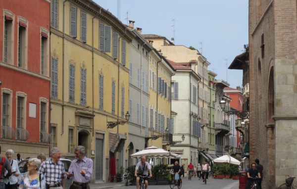 Городская улица в Парме, Италия