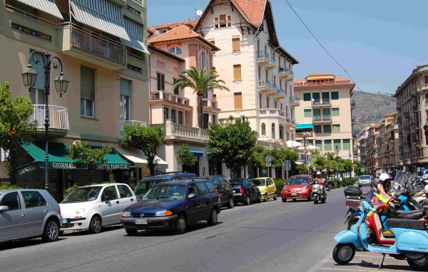 Городская улица на курорте Алассио, Италия