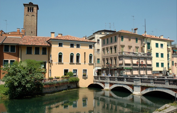 Городская улица на курорте Лидо ди Езоло, Италия