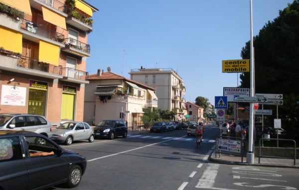 Городская улица на курорте Сан Бартоломео Аль Маре, Италия