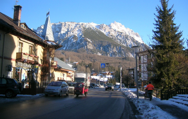 Городская улица на горнолыжном курорте Кортина д'Ампеццо, Италия