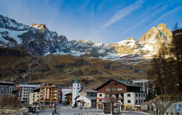 Городские улицы на горнолыжном курорте Червиния, Италия