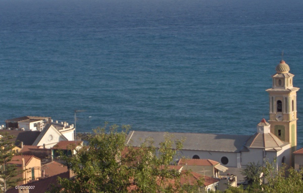 Башня с часами на фоне моря в Санто Стефано аль Маре, Италия