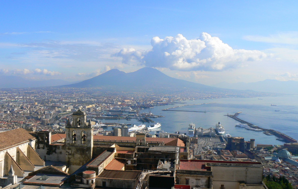 Облака над городом в Неаполе, Италия