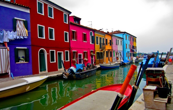 Разноцветные дома на острове Мурано, Италия
