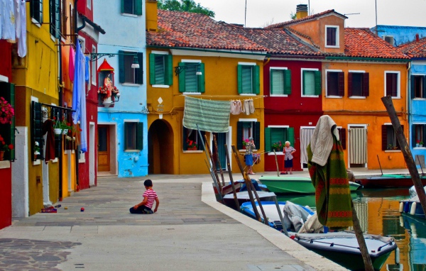 Красочные дома на острове Мурано, Италия
