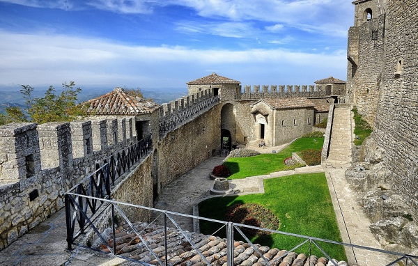 Внутренний дворик в крепости в Сан Марино, Италия