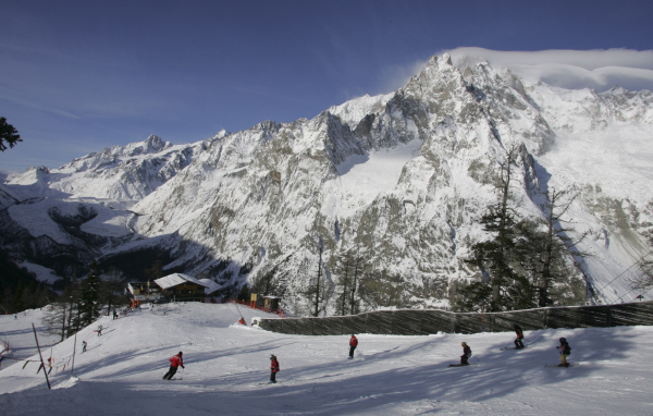 Спуск по лыжной трассе на курорте Курмайор, Италия