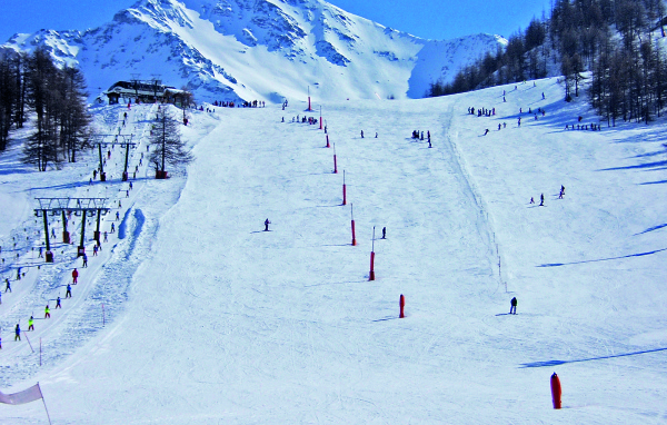 Спуск на лыжах на горнолыжном курорте Сестриер, Италия