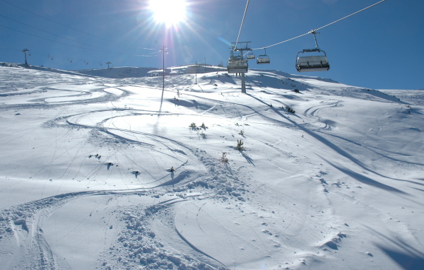 Спуск на лыжах на курорте в Бормио, Италия