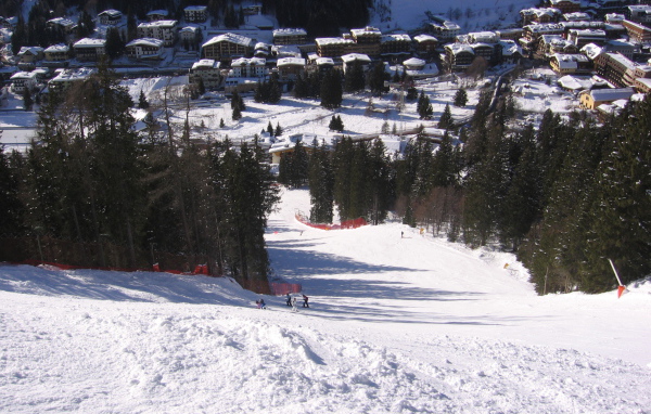 Спуск на лыжах на горнолыжном курорте Мадонна ди Кампильо, Италия